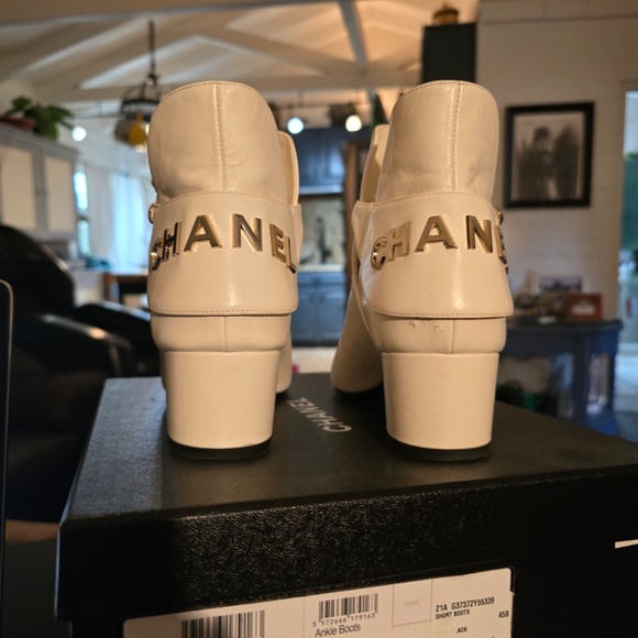 Chanel Ankle Boot Ivory/Black worn once 1575 new. 2022 year - Picture 11 of 16